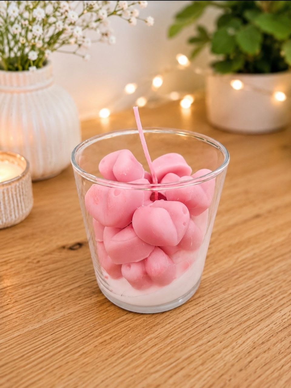 Herzensflair – Romantische Kerze mit Rosenherzen
